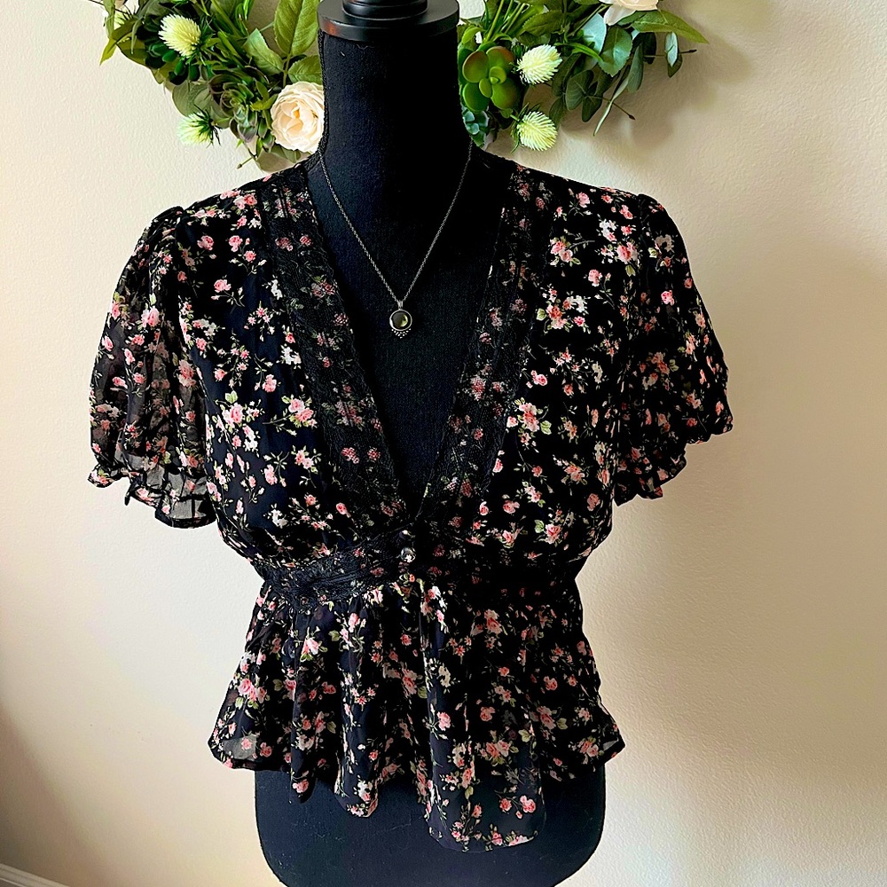 Sweet Floral Blouse with Covered Buttons. New w/out tags